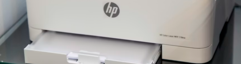 HP laserskrivare med pappersfack – kompakt skrivare för kontor och hem.